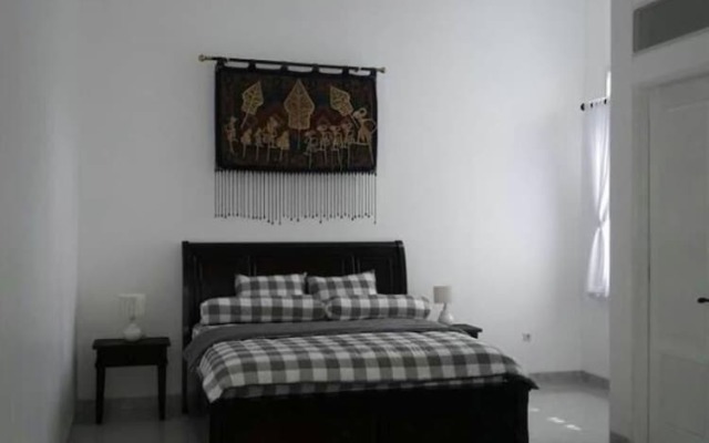 Griya Pamengkang 2 - Colonial House