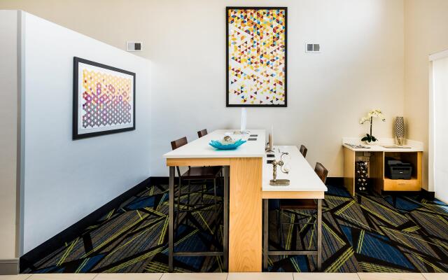 Holiday Inn Express & Suites Charlotte Arpt-Belmont by IHG
