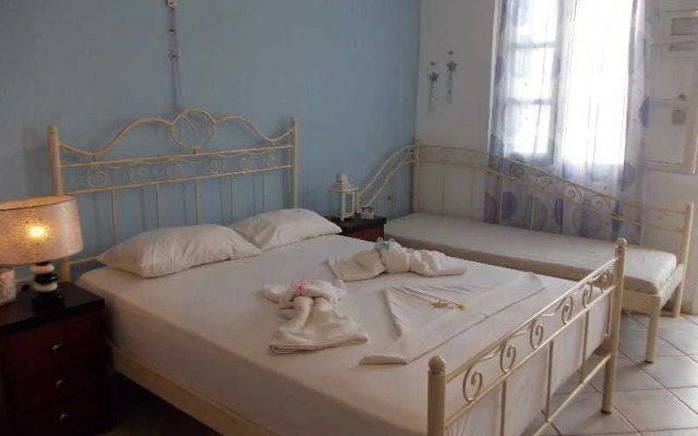 Manos Syros Rooms & Apartments