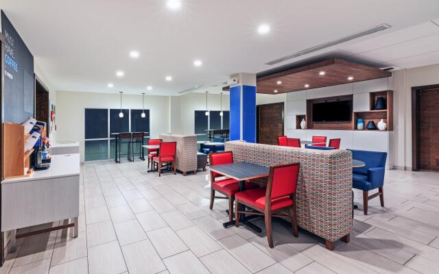 Holiday Inn Express And Suites Junction by IHG