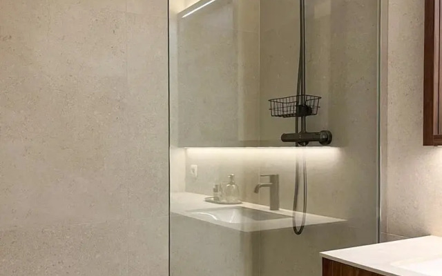 Huswell - Renovated Beachfront Apartment