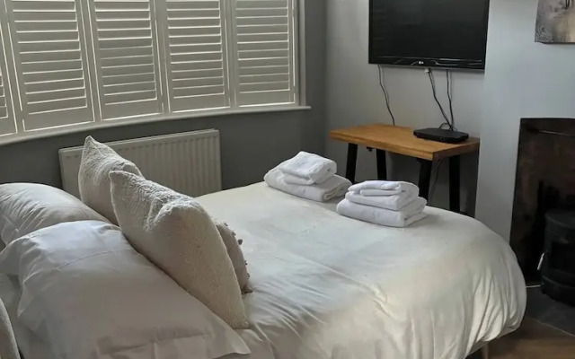 Spacious 4-bed House Close to LHR and London