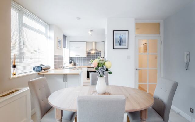 Putney Court - 1 Bed Apartment by BaseToGo