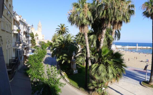 Newly Renovated Beachfront Apartment Ideally Located in Penelope