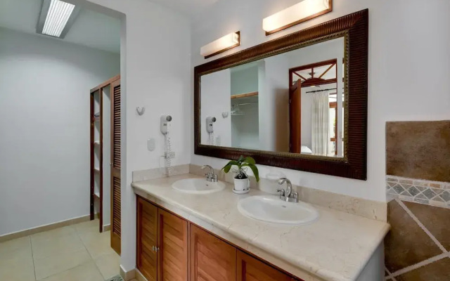 Magnificent and Spacious Poolside 3BR Condo