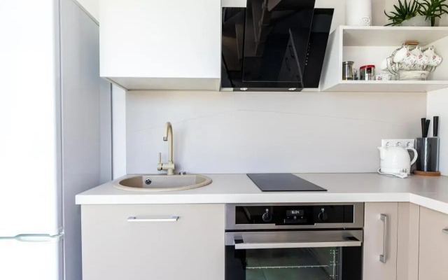 Bright 2bedroom home @terrace+parking, by Cohost