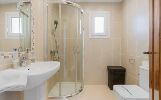 Apartment With Roof Terrace and Pool - Ref 129