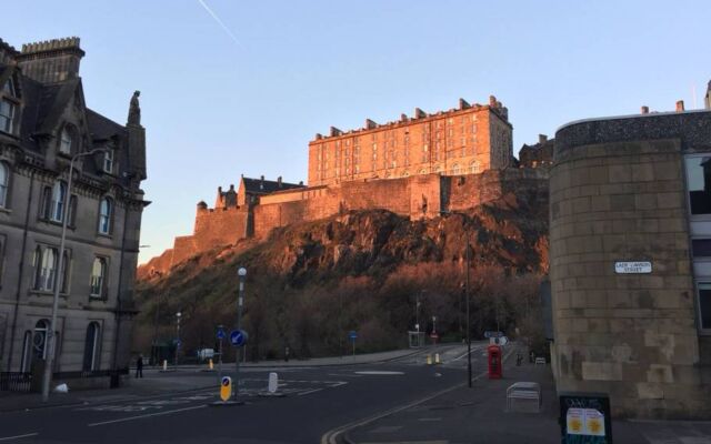 2 Bedroom Apartment Near Edinburgh Castle