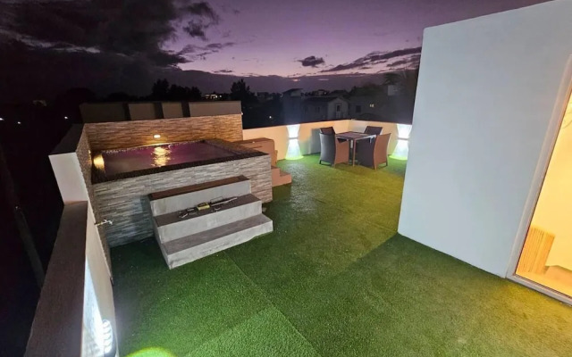 Rooftop Garden Jacuzzi Luxury Villa