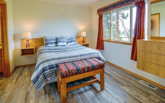 Resort-style Klamath Falls Home, Golf Course View!