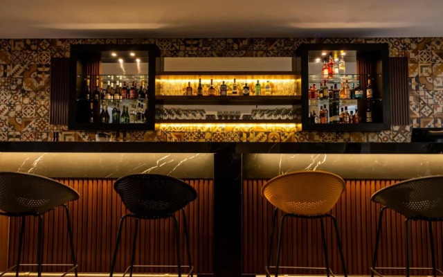 Le Grove Hotel