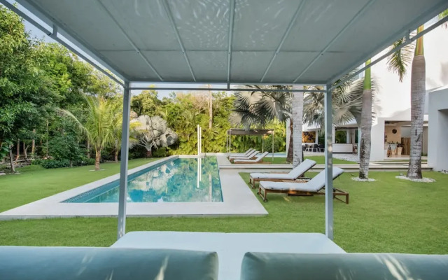 Modern Luxury 6 BR Tropical Retreat With Pool