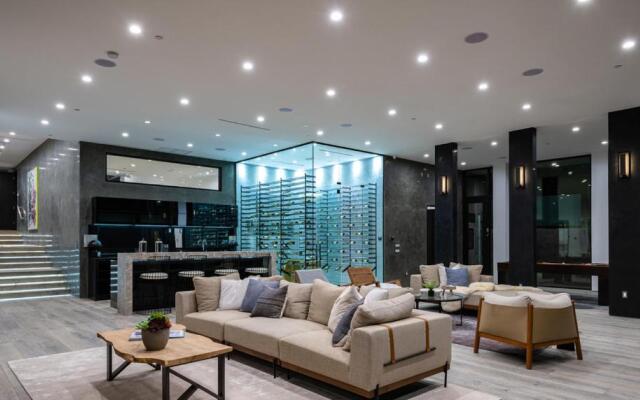 Sophisticated Modern Retreat in Bel Air