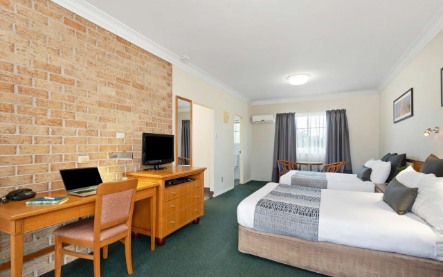 Coopers Colonial Motel