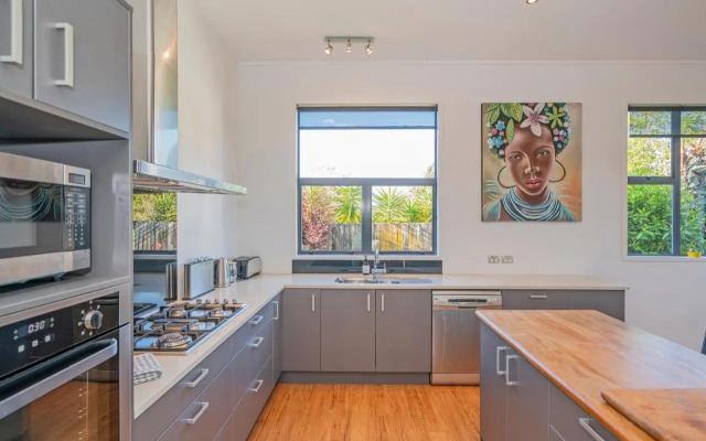 Manuka Bach - Matarangi Holiday Home