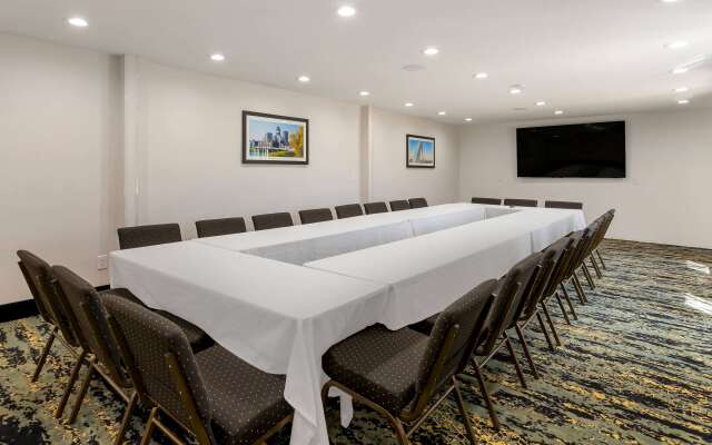 La Quinta Inn & Suites by Wyndham Des Moines West Clive