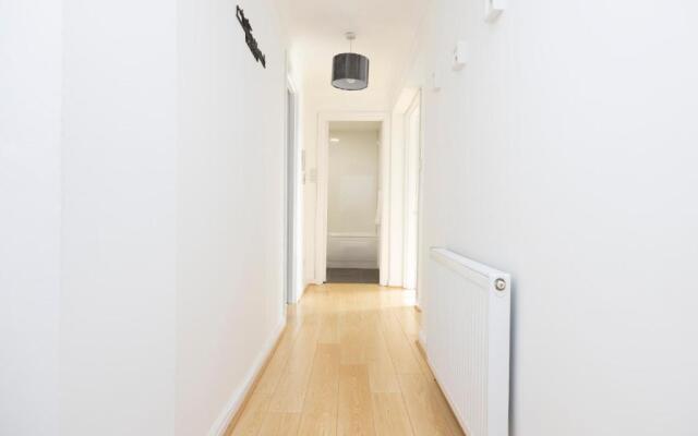 JOIVY Bright 3-Bed Flat Overlooking The Clyde