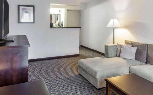 Clarion Hotel & Suites BWI Airport North