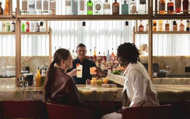 The Hollywood Grande, Autograph Collection