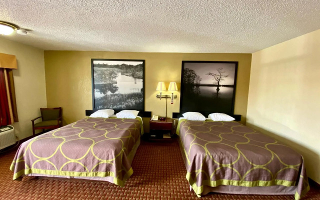 Super 8 by Wyndham Shawnee