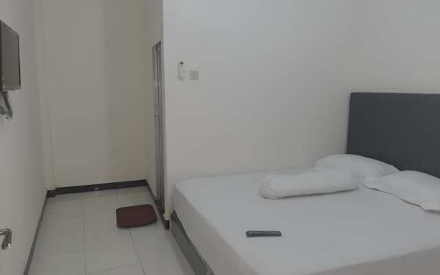 OYO 93306 Homestay Permana Supadio Airport