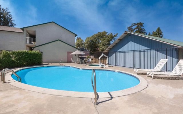 Super 8 By Wyndham Willits