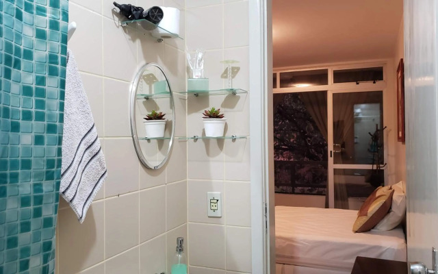 Descanse na rede da varanda sob as árvores.