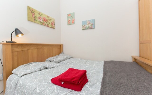 Spacious, Bright 5-br Flat for 10 in Edinburgh