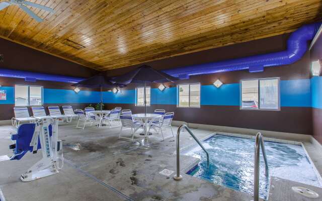 Motel 6 Baraboo, WI - Lake Delton