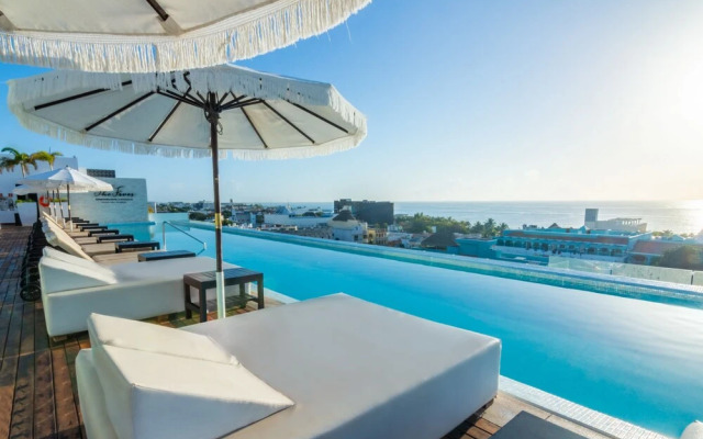 The Fives Travelers at the Fives Downtown by Ypj