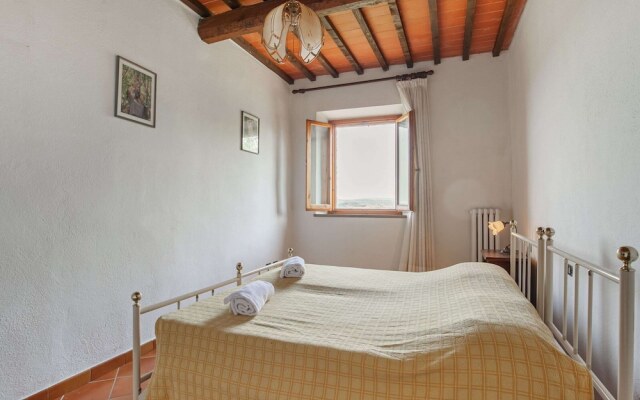 Spacious Tuscany Retreat