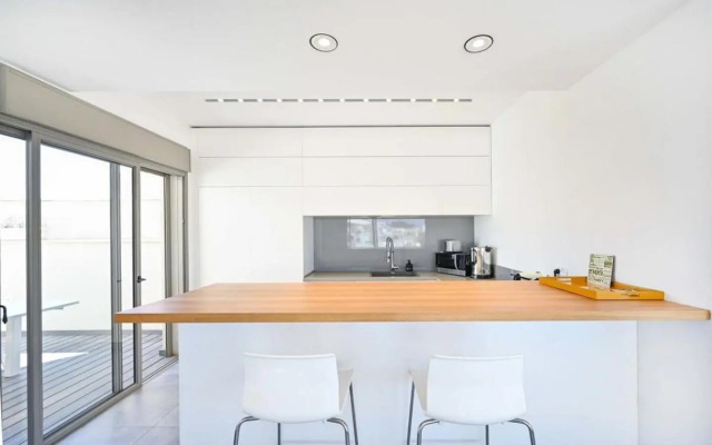 Sunny 3BR Penthouse near the Beach by HolyGuest