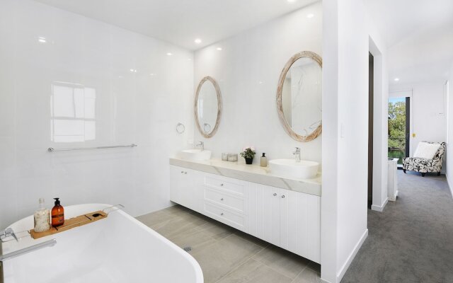 Gold Coast Private Villas - Waterfront Villas