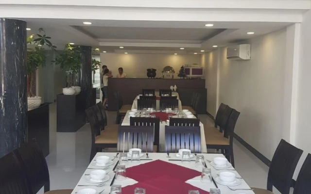 Apple Hotel Three