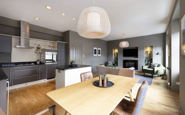 JOIVY 5-star Luxurious George Street Apartment