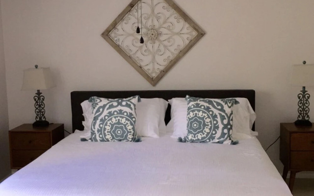 Top Rated Townhome - Our Reviews say it All. Large Discount During Pandemic. Self Checkin, Pet Friendly! Super-host Support