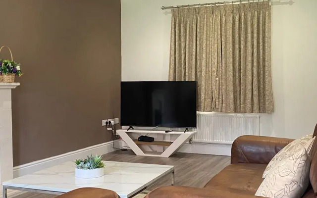 The Comfortable Crew & Family Home