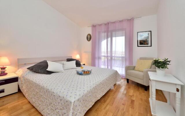 Beachfront Skoblar Holiday Home with Seaview