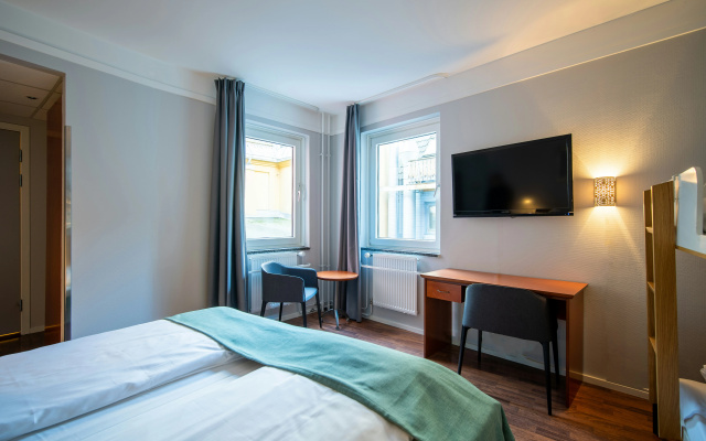 Enter Amalie Hotel