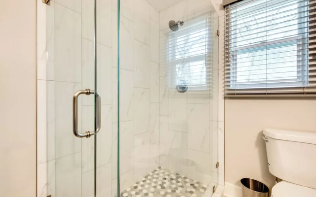 Pet-friendly Home ~ 6 Mi to Downtown Atlanta!