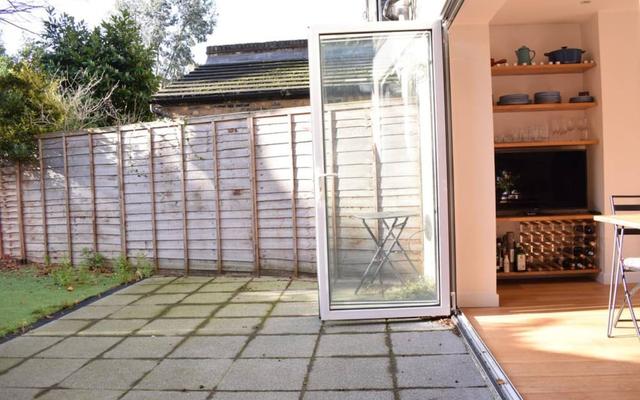 2 Bedroom Flat With Private Garden East London