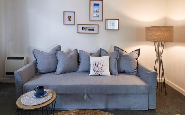 1 Bedroom Apt With Parking Stroll to Elwood Beach