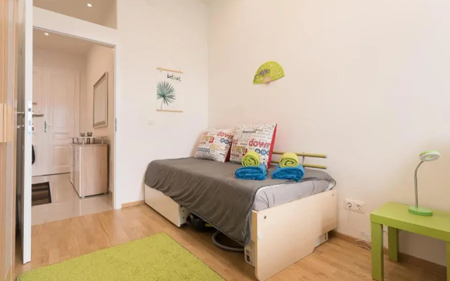 Bright Red Heart Apartment in Leopoldstadt