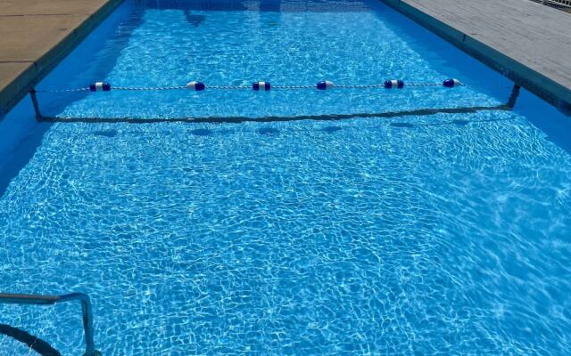 Schmidt's Creek Hotel