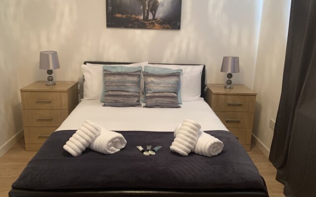 Absolute Stay in Sherwood-free Parking-east Midlands Airport-contractors-family