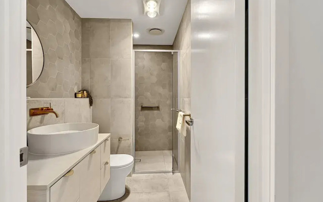 Modern 1-bedroom Apt With Sweeping Water Views