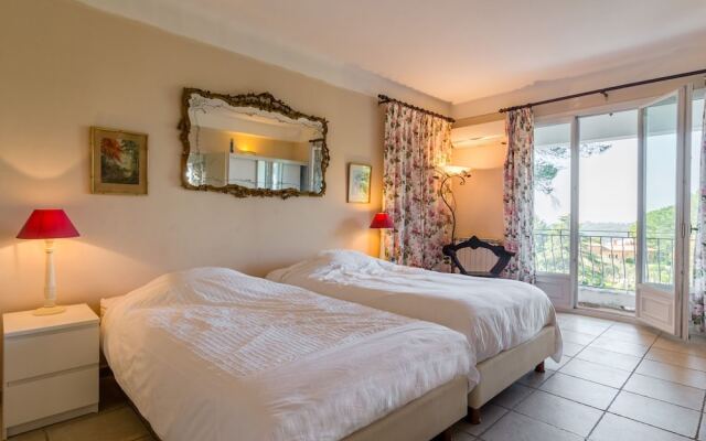 Spacious Villa in La Gaude With Swimming Pool