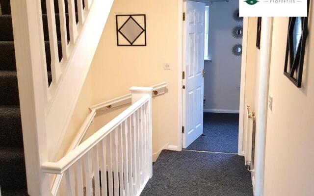 3 Bedroom 2 Bath House By Passionfruitproperties Close To Coventry City Centre - Free Wi-Fi, Driveway And Garden - 8RWC