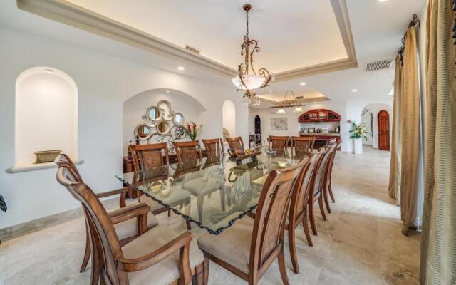 Lagoon & Beach Steps Away 5-bdrm Villa Elegancia