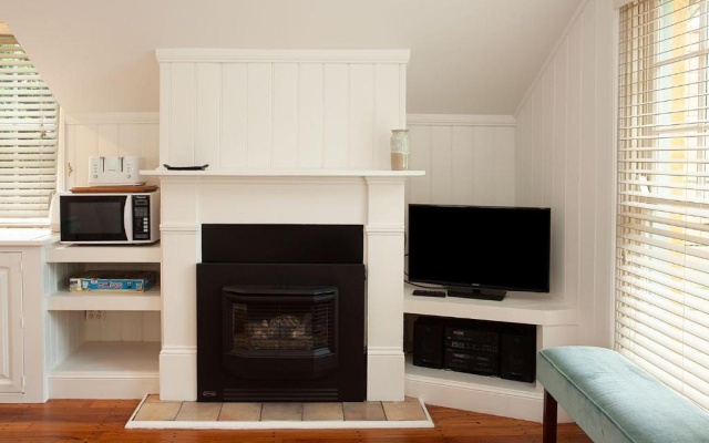 STONINGTON COTTAGE Berrima 4pm Check Out Sundays except Peak season – Kitchen – Berrima